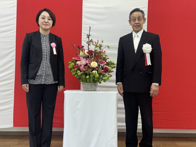 入学式新入生と学長の写真